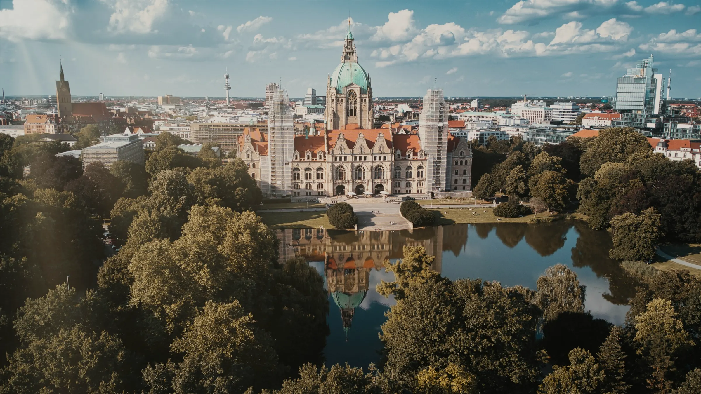 Luftbild von Hannover mit dem Neuen Rathaus und dem Maschpark