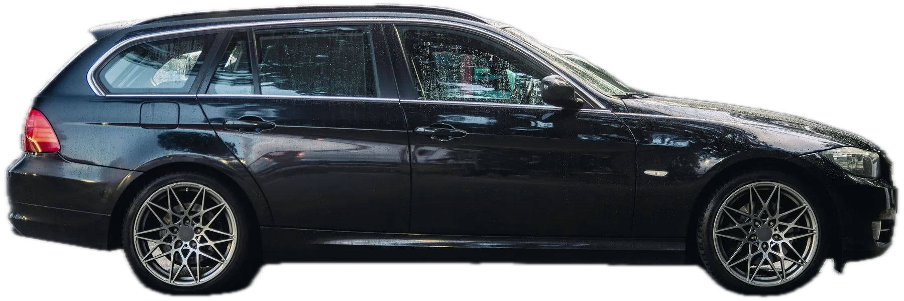 Seitenansicht eines dunklen Kombis bei der Fahrzeugdiagnose