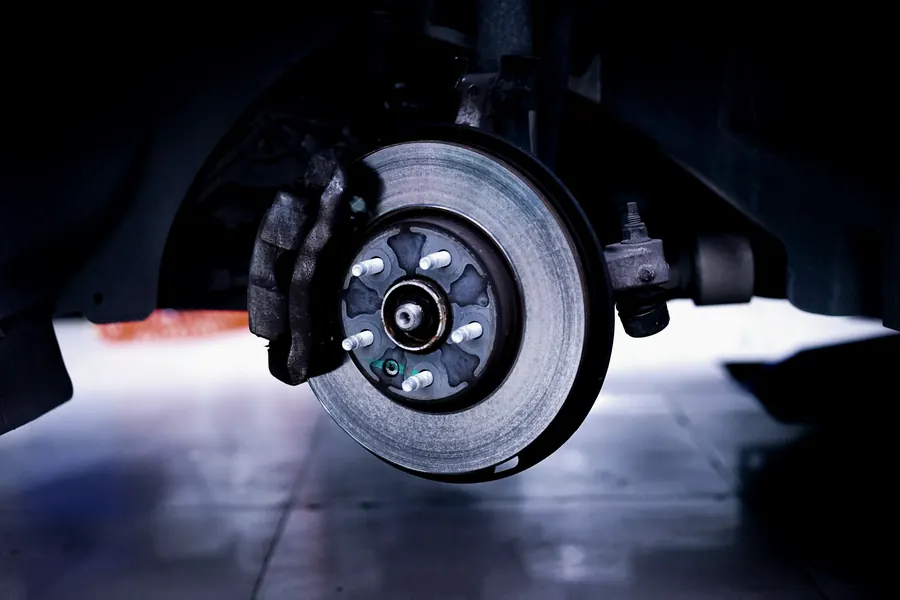 Bremsscheibe und Radnabe eines aufgebockten Fahrzeugs